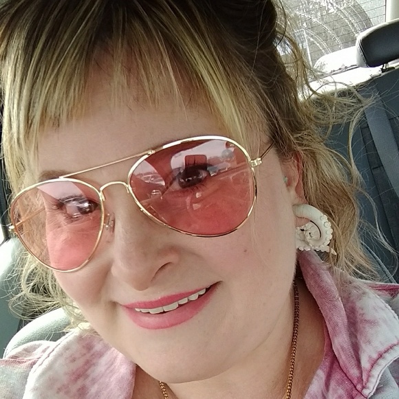 Meet Your Posher! - Picture 1 of 5